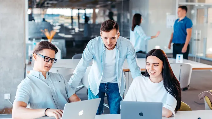 Troje ludzi pracujących nad projektem